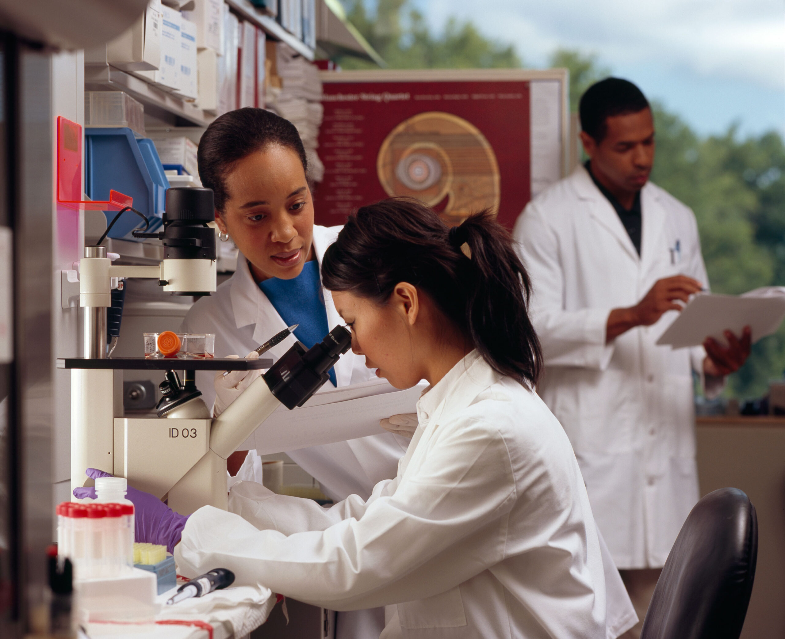 Women researchers working in a laboratory for the AAUW International Fellowships 2027-2028 STEM funding article