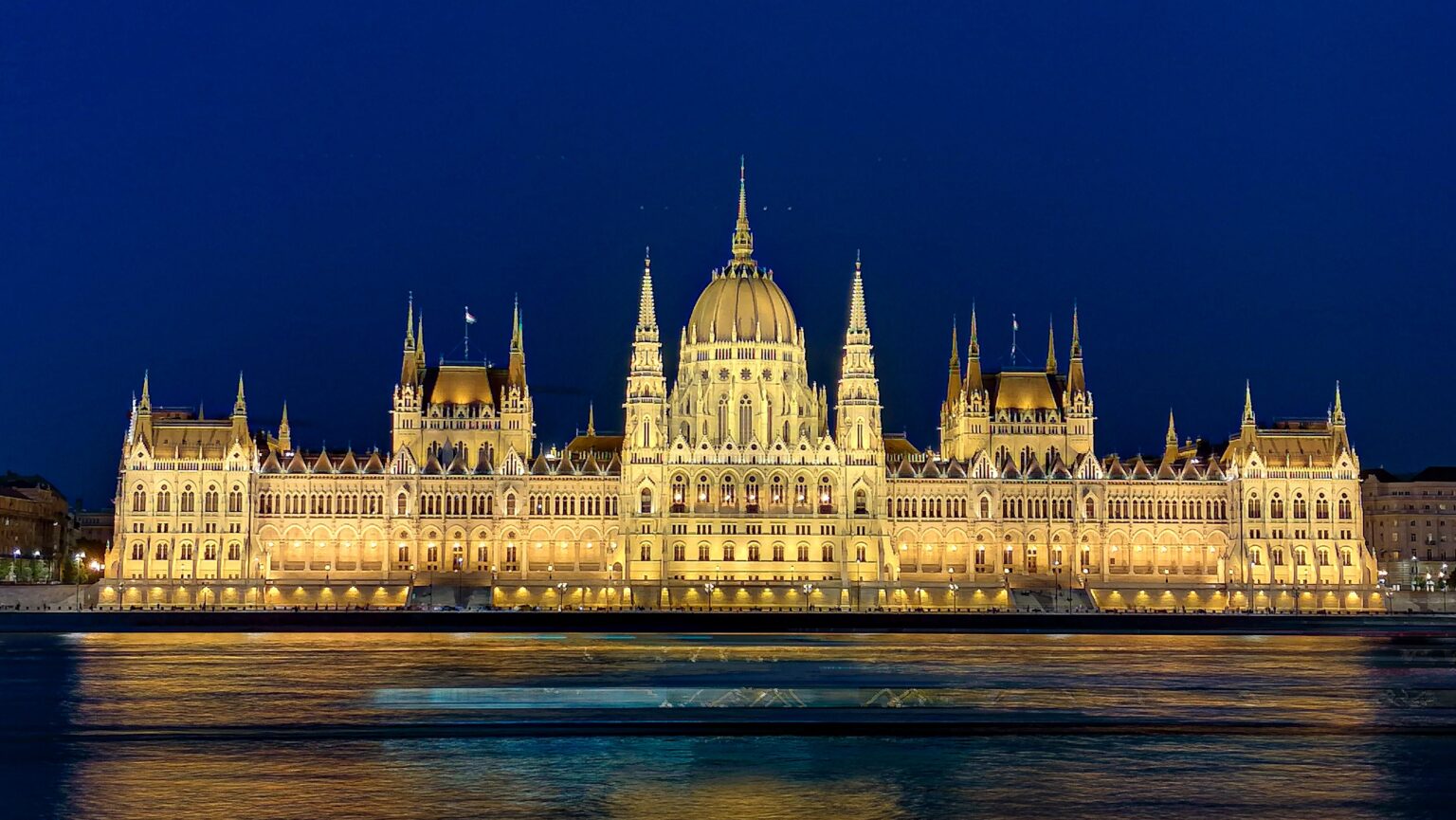 Hungarian Parliament Building at night in Budapest for the Stipendium Hungaricum Scholarship 2027–2028 article